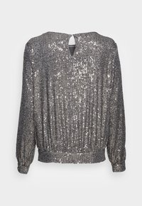 Zilveren paillettenblouse met een ronde halslijn en een keyhole-detail aan de achterkant. Heeft lange mouwen en een geplooide elastische zoom voor een getailleerd silhouet.