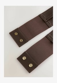 Izbrano, chocolate brown