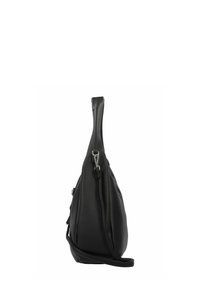 Borsa a mano in pelle nera con superficie texturizzata, silhouette snella, tracolla lunga e accessori in argento. La vista laterale mostra una chiusura con zip.