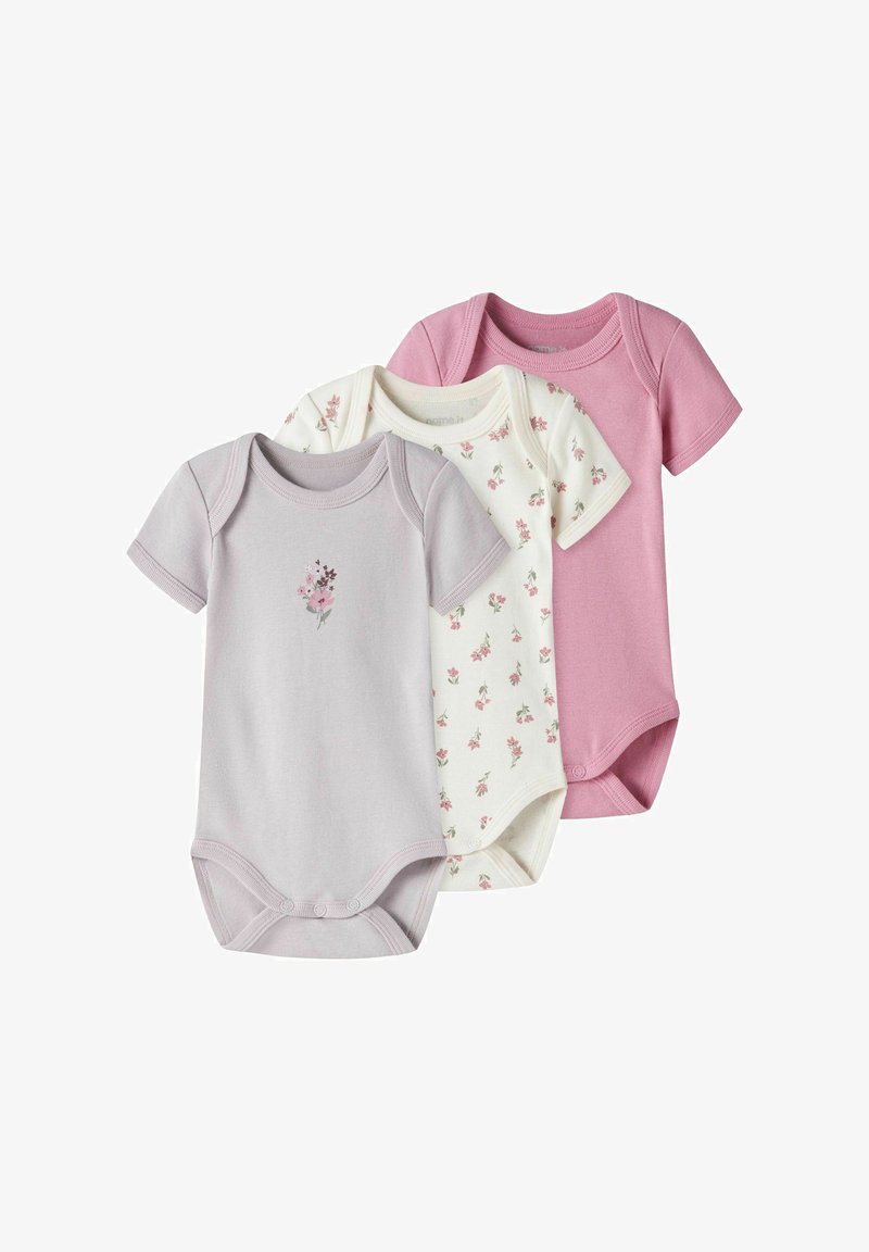 Tre kortærmede babybodystockings i lavendel, creme med blomsterprint og rosa. Fremstillet af blød bomuld med trykknapper i bunden.