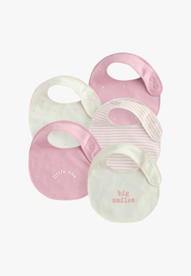 Cinq bavoirs pour bébé en rose et crème, présentant des motifs de cœurs et de texte. Matériau en coton doux, divers designs avec fermetures à pression.
