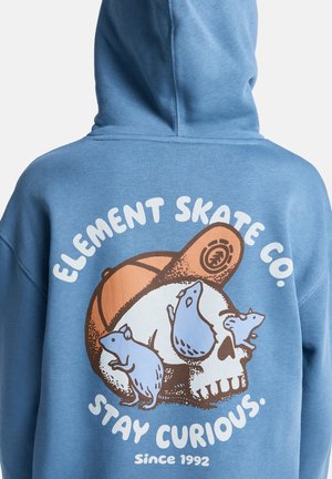 Felpa blu con cappuccio caratterizzata da una grafica in stile cartone animato di un teschio d'orso e piccoli animali, con la scritta "ELEMENT SKATE CO." e "STAY CURIOUS."