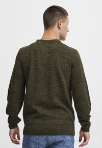 Dunkelgrüner, gestrickter Pullover mit Rundhalsausschnitt und langen Ärmeln. Verfügt über eine strukturierte Oberfläche mit gerippten Bündchen und Saum.