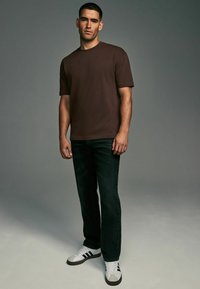Next HEAVYWEIGHT - REGULAR FIT - Basic póló - chocolate brown