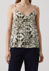 Top senza maniche beige con motivo astratto verde, caratterizzato da scollo a V, spalline regolabili e chiusura con bottoni sul davanti.