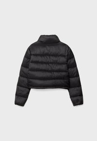 Čierna skrátená prešívaná bunda s vysokým golierom. Obsahuje obdĺžnikové prešívané sekcie a hladkú, lesklú textúru. Bez viditeľného hardvéru.