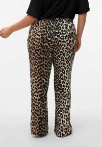 Løvepletterede bukser med en strækbar talje, der har en blanding af brune, sorte og beige farver; brede, flagrende bendesign.