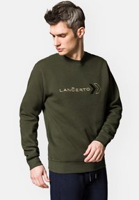 Oliwkowy sweatshirt z prążkowanym okrągłym dekoltem i mankietami. Posiada wytłoczone złote napisy "LANCÊRTO" oraz akcent graficzny z przodu.