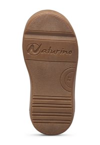 Suola di scarpa in gomma marrone con un motivo di presa strutturato, logo impresso e indicatore della misura. Progettata per trazione e durata.
