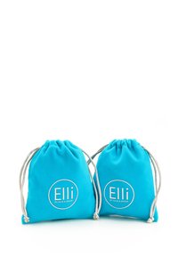 Dos bolsas de tela turquesa con cordón, hechas de un material suave, cada una con un logotipo circular blanco que dice "Elli by Julie & Grace".