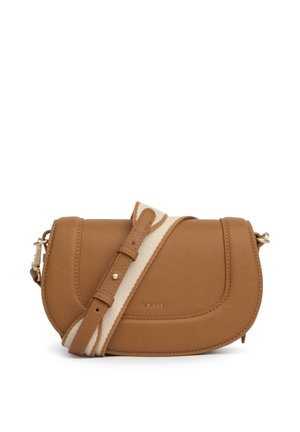 Borsa a tracolla in pelle marrone con patta curva e tracolla beige regolabile con bordi marroni e dettagli in metallo color oro.