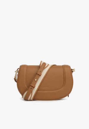 Brun læder skuldertaske med buet klap og beige justerbar skulderrem med brune kanter og guldfarvet hardware.