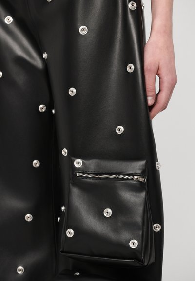 A.W.A.K.E. MODE COVERED TROUSER WITH SNAP ON POCKETS - Trousers - black