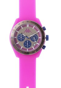 Reloj con correa de silicona rosa y bisel en tono dorado, que presenta una esfera beige, subesferas azules y acentos plateados. Muestra funciones de taquímetro y cronógrafo.