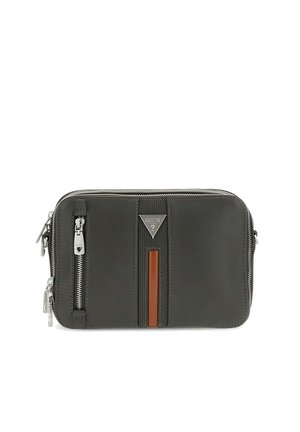 Pochette rectangulaire en cuir gris foncé avec deux fermetures éclair argentées, une bande verticale marron et un petit logo métallique triangulaire sur le devant.
