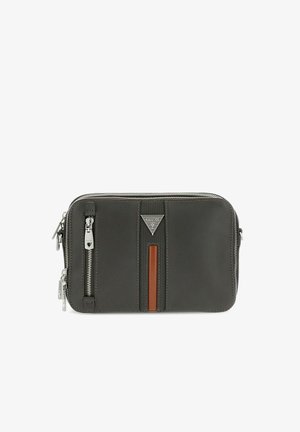 Pochette rectangulaire en cuir gris foncé avec deux fermetures éclair argentées, une bande verticale marron et un petit logo métallique triangulaire sur le devant.