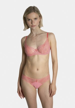 Ensemble soutien-gorge en dentelle rose et culotte assortie, composé d'un tissu transparent, de motifs floraux, de bretelles réglables et d'un délicat nœud central.