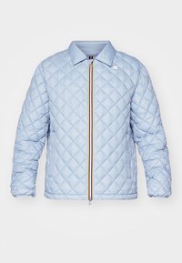 Veste matelassée bleu clair à manches longues, col, fermeture éclair frontale avec bordure multicolore, et petit logo blanc sur la poitrine.