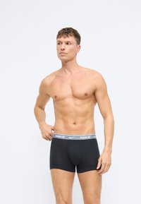 Fekete pamut boxer alsónadrág, szürke Nike logós derékrésszel, közeli illeszkedéssel és sima felülettel.