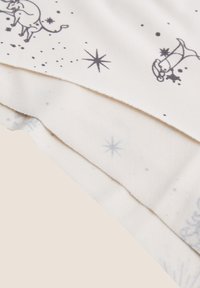 Tkanina bawełniana z kremowym tłem i szarymi motywami astrologicznymi, w tym gwiazdami i ilustracjami zwierząt, o gładkiej fakturze.