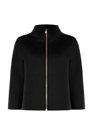 Schwarze Cape-Jacke im Stil mit hohem Kragen, Frontreißverschluss und glatter Textur. Verfügt über ein stromlinienförmiges, minimalistisches Design ohne Verzierungen.