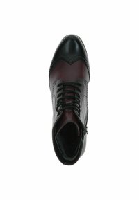Botín de cuero burdeos y negro, con punta redondeada, acentos de brogue detallados y una cremallera lateral. Los cordones van en la parte delantera.