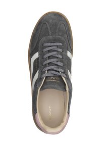 Sneaker in suede grigia con strisce laterali bianche, punta arrotondata, lacci grigi e suola in gomma color beige. L'interno presenta dettagli di colore rosa chiaro.