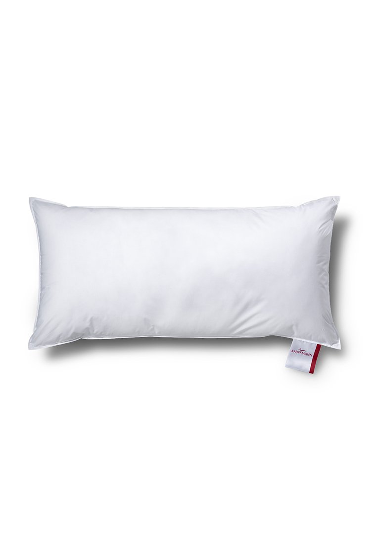 Rechteckiges weißes Kissen mit einer glatten Textur, das in einer Ecke ein Gewebelabel mit "KAUFFMANN" und einem roten Akzent hat.