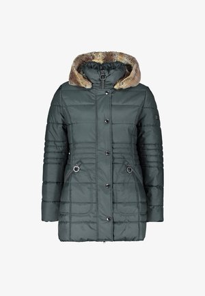 Puffjacke in Dunkelgrün mit einer mit Kunstfell gefütterten Kapuze, Reißverschlusstaschen und einem Knopfverschluss. Das horizontale Steppmuster verleiht der Jacke Struktur.