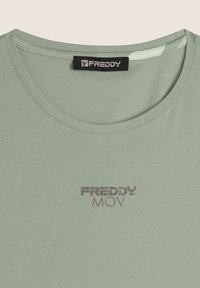 Freddy REGULAR FIT CON APERTURA LATERALE - Top - desert sage
