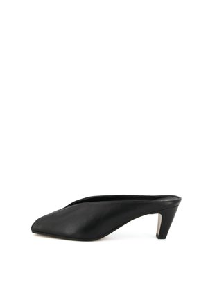 Mule in pelle nera con punta a punta, tacco basso curvo e retro aperto, mostrato su sfondo bianco.