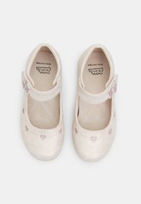 Jasnoróżowe skórzane buty dziecięce z zapięciem, z sercowy wzorem w błyszczącym różowym kolorze, okrągłym noskiem i teksturowaną wkładką.