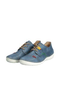 Scarpe in pelle blu con suole bianche, caratterizzate da cuciture decorative, accenti gialli e rossi e lacci marroni. Design della punta arrotondata.