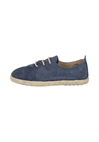 Zapato de ante azul con suela de yute trenzada beige. Punta redondeada y diseño minimalista, con dos cordones de color claro para el ajuste.