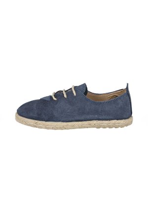 Zapato de ante azul con suela de yute trenzada beige. Punta redondeada y diseño minimalista, con dos cordones de color claro para el ajuste.