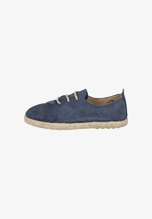Zapato de ante azul con suela de yute trenzada beige. Punta redondeada y diseño minimalista, con dos cordones de color claro para el ajuste.