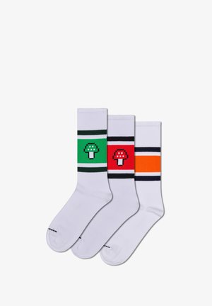 Tre par hvide sokker med pixeliserede svampedesigns. Farverne inkluderer grøn, rød og orange med kontrasterende striber.