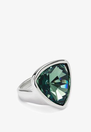 Bague en argent avec une grande pierre précieuse triangulaire vert foncé facettée, mise en valeur sur un fond blanc.