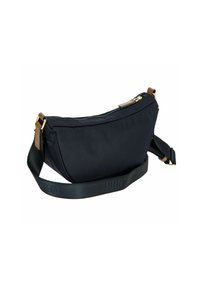 Borsa a tracolla nera in nylon con forma curvata, chiusura a zip e dettagli in pelle marrone. Presenta una tracolla in tessuto con marchio per la regolazione.