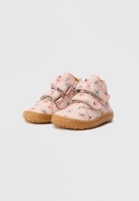 Rozā toddleri apavi ar ziedu rakstu, divām Velcro siksnām un teksturētu gumijas zoli. Apaļš purngals un viegls dizains.