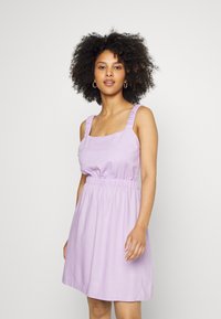 Vestido lilás com decote quadrado, cintura elástica e alças de ombro com babados; textura suave, comprimento até ao joelho, design casual.