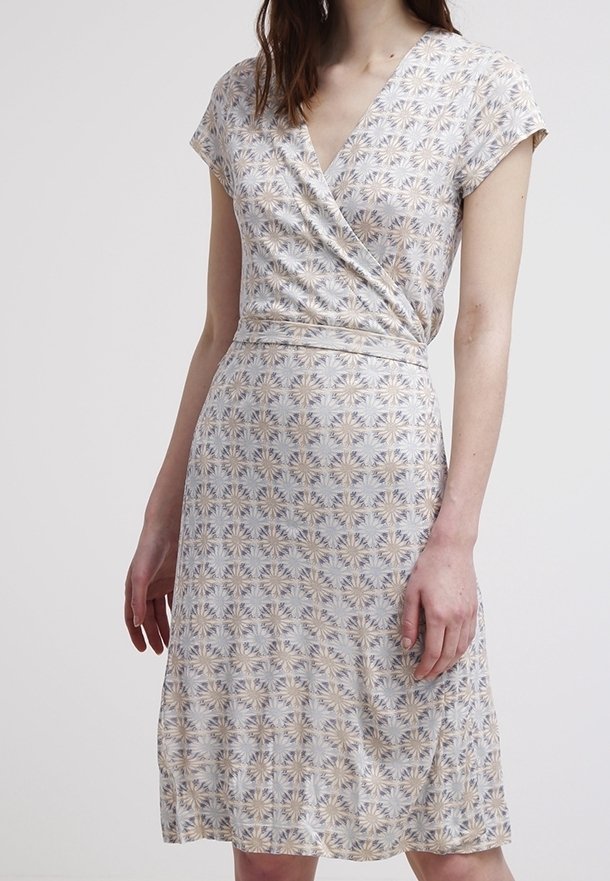 Zavinovací šaty s paisley vzorem vyrobené z lehkého materiálu, s výstřihem do V, krátkými rukávy a přiléhavým pasem, který přechází do rozšířené sukně.