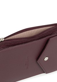 Bordeaux leren portemonnee met een ritsvak als hoofdcompartiment en een drukknoop voorkant, met een textuur oppervlak en een beige binnenvoering.