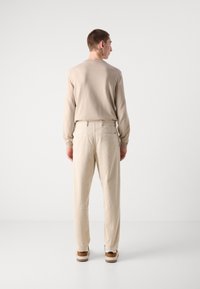 BOSS SHYNE - Chinos tipa bikses - light beige