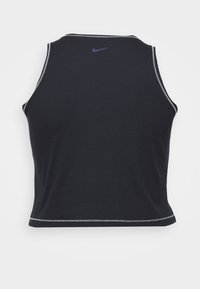 Marineblå ribbet tanktopp med rund hals, med kontrasterende sølvsting og en liten merkevarelogo på ryggen.