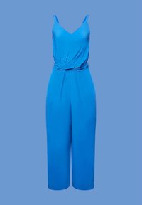 Combinaison bleu sans manches avec col en V, bretelles ajustables, taille cintrée et pantalon large raccourci sur fond bleu.