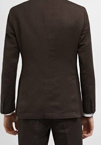 Braune Anzugjacke mit schickem, maßgeschneidertem Design; einzelne Rückenschlitz, und geknöpfte Manschetten an den Ärmeln. Glatte Stoffstruktur.