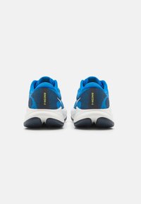 Blauwe hardloopschoenen met een bovenwerk van gaas, contrasterende marineblauwe en witte accenten, gevoerde zool en zichtbaar merkteken op de hiel.