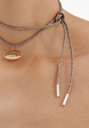 Aristocrazy, CON MOTIVO MÓVIL DE LA SUERTE ESMALTADO EN  - Adorno - gold-colored