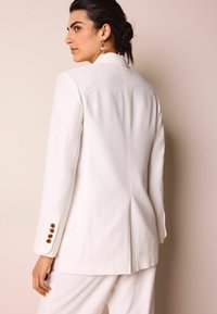 Next LONGLINE  - REGULAR FIT - Blejzer - white